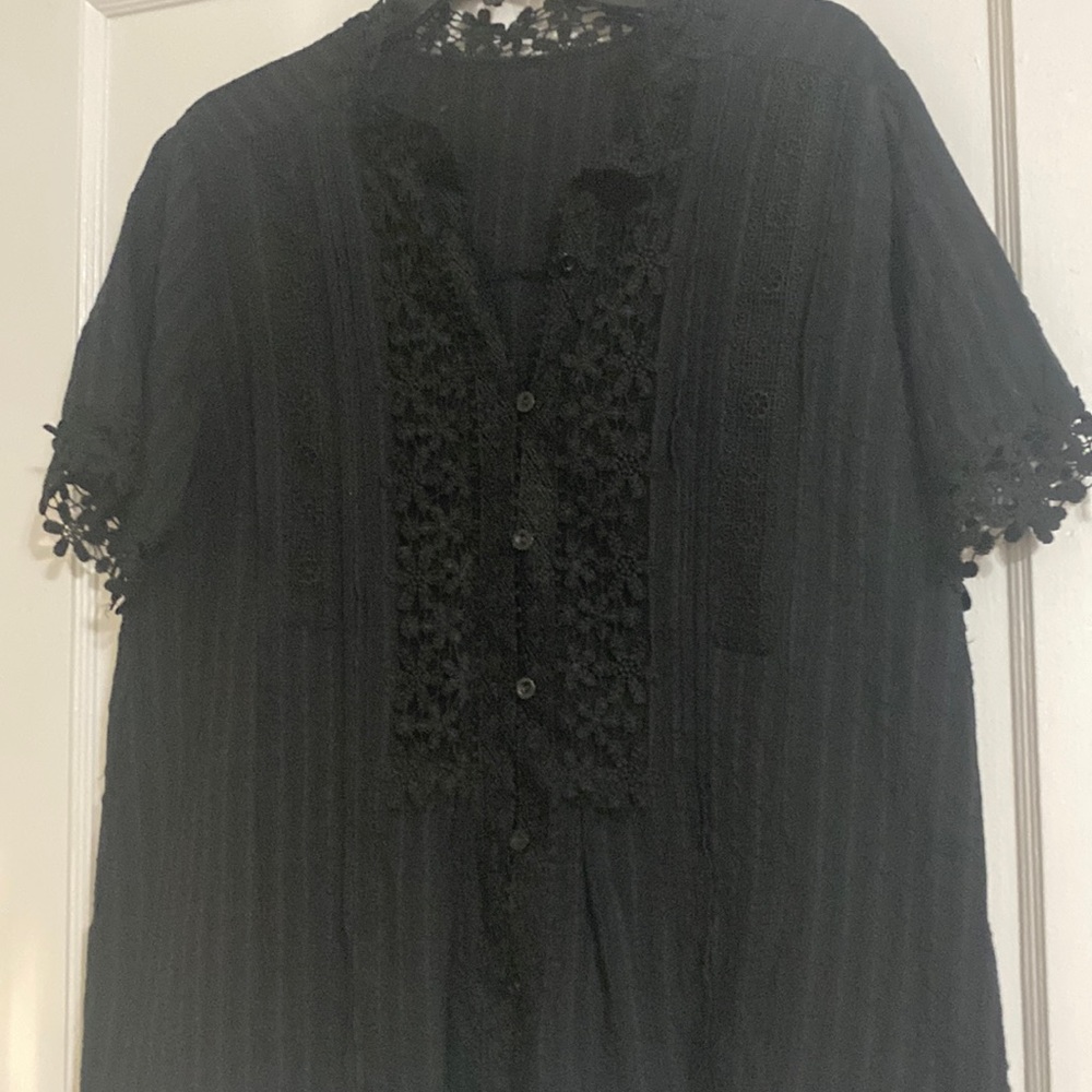 MEDIUM BLACK CROCHET DETAIL BLOUSE